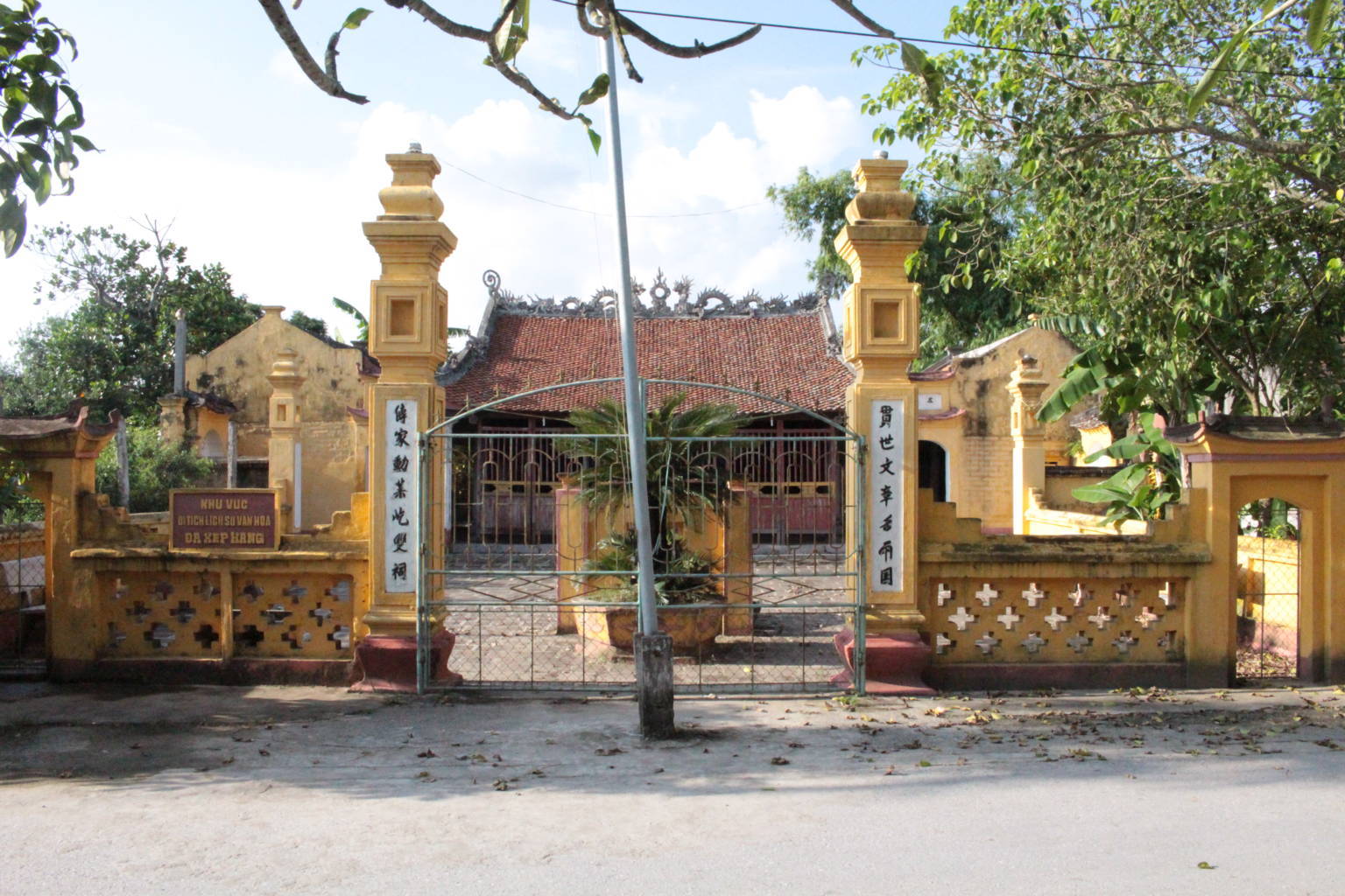Đền thờ Trạng nguyên Lương Thế Vinh tại Vụ Bản, Nam Định – nơi hậu thế tri ân. Nguồn: Wikimedia Commons.
