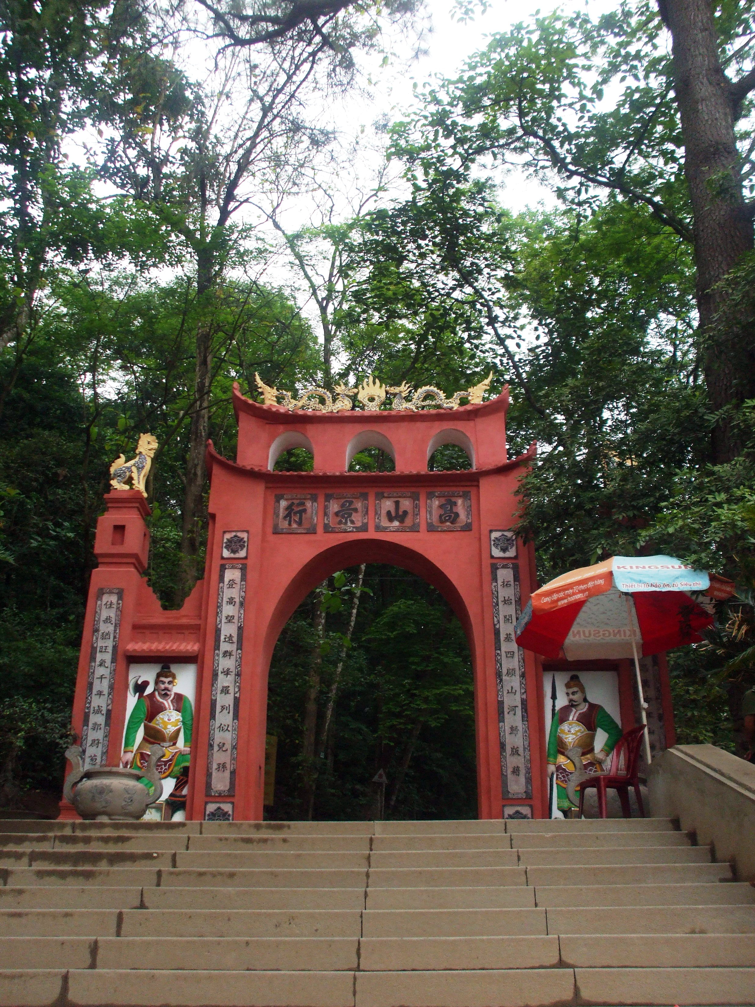 Cổng Đền Hùng (Phú Thọ) – nơi thờ các Vua Hùng, cội nguồn dân tộc Việt. Nguồn: Wikimedia Commons.