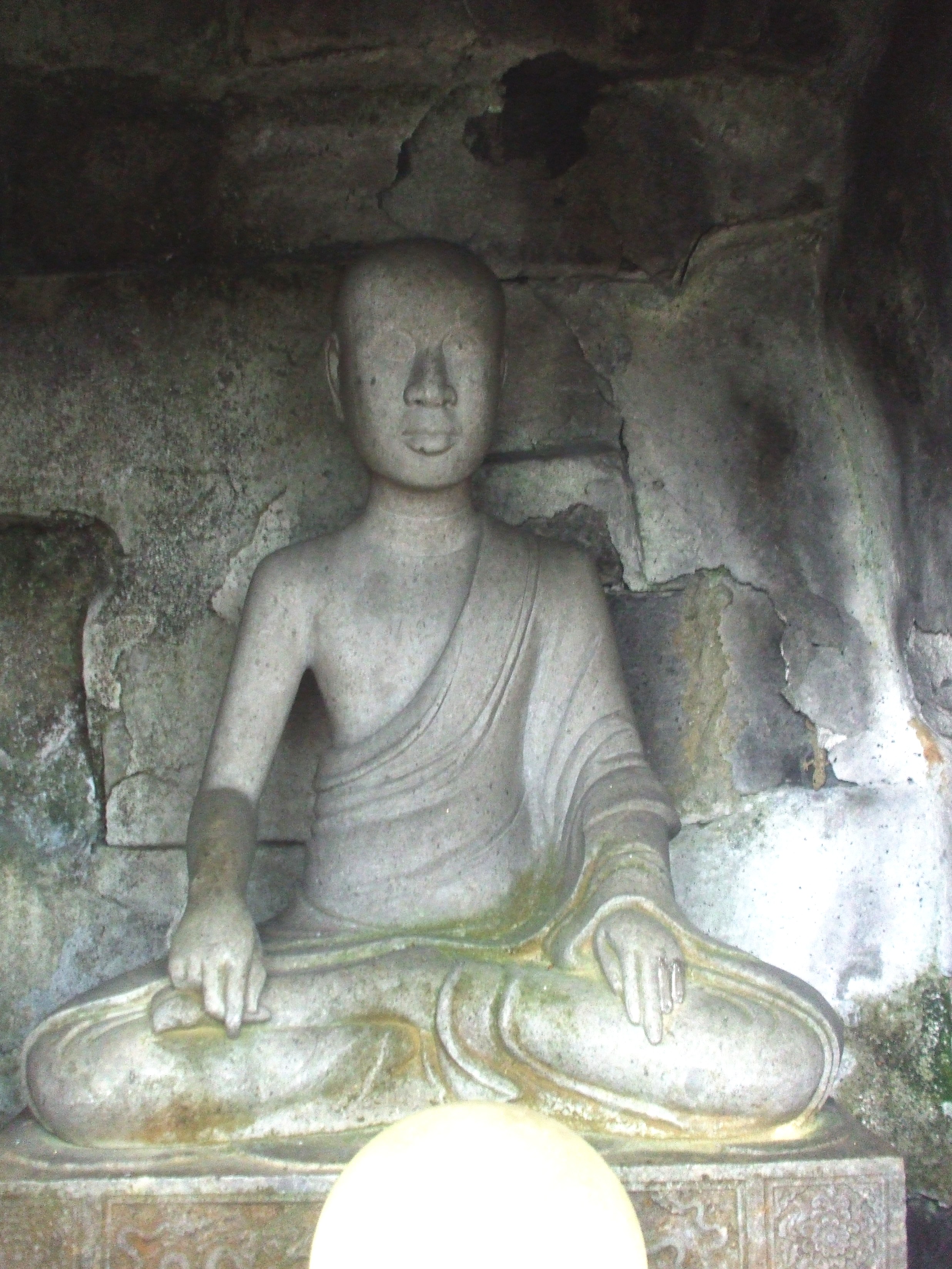 Tượng Phật hoàng Trần Nhân Tông (Giác Hoàng Điều Ngự). Nguồn: Wikimedia Commons.
