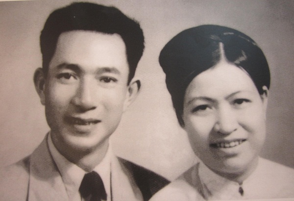 Ông Trịnh Văn Bô và phu nhân Hoàng Thị Minh Hồ – đôi vợ chồng tư sản dân tộc hiến hơn 5.000 lượng vàng cho Tổ quốc. Nguồn: Wikimedia Commons.